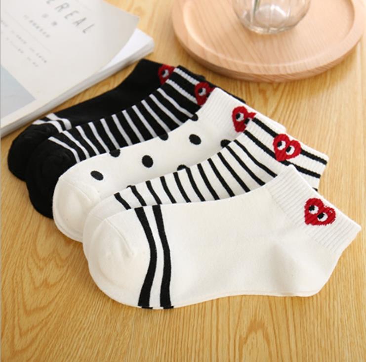 

New large-eyed loving stockings, fashionable Red-heart cotton socks, Korean peach-heart black-and-white striped women's boat stockings
