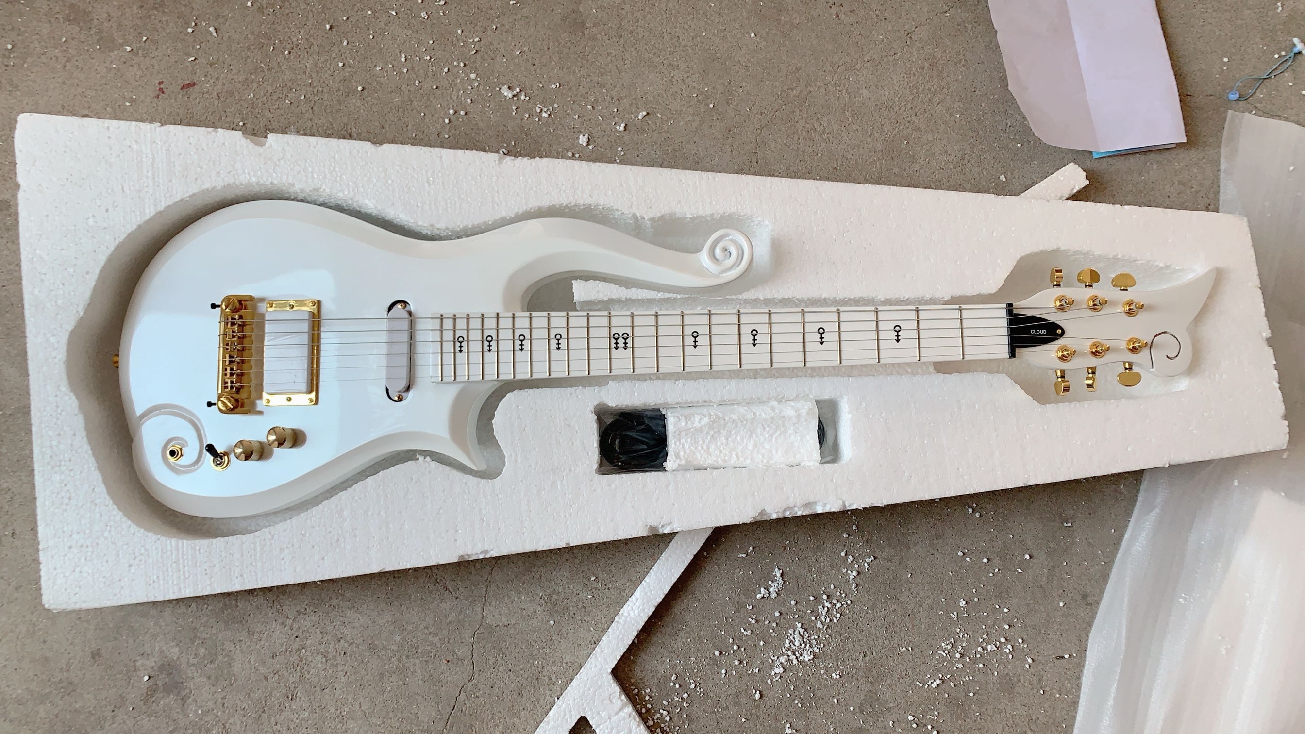 

Rare Prince Cloud White Electric Guitar Gold Hardware Top Selling Chinese guitar in stock