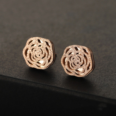 

Camellia earrings Roman numerals set with diamonds letter ring four-leaf clover pendant earrings size semi-circular exaggerated earrings