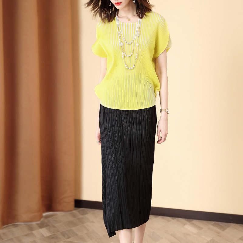 

Plus Size Skirt Suits Women 2020 Summer New Red Stretch Miyake Pleated Round Neck Short sleeve T-shirt + Elastic Waist Skirt Set, Yellow