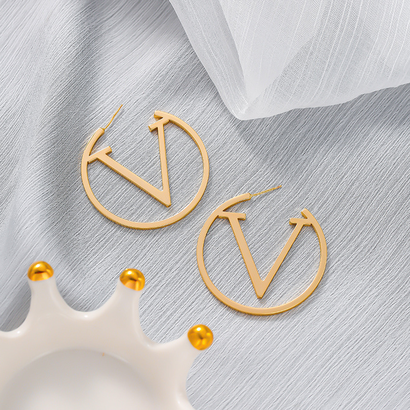 

2020 New Europe America Silver Needle Simple Concise Generous Letter V Hoop Earrings for Women Girl Fashion Jewelry Accessories
