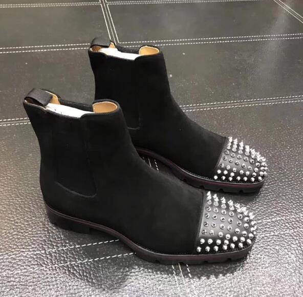 

Fashion Top Luxury Men Boots Red Bottom Design Men Ankle Boots Low Heels Genuine Leather Suede With Rivets Melon Spikes Flat Short Knight r8