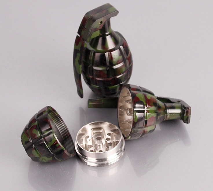 

The latest cool camouflage grenade bomb smoke grinder 85X40MM size manual four-layer zinc alloy smoking grinder