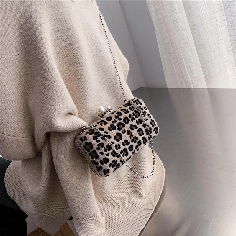 

2020 new women's dinner bag fashion clip-on ladies clutch bag Korean version of simple ladies dinner, Brown