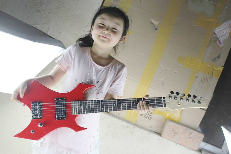 

Factory Custom Red& Black Children Electric Guitar with Rosewood Fretboard,Chrome Hardware,maple neck,offering customized services