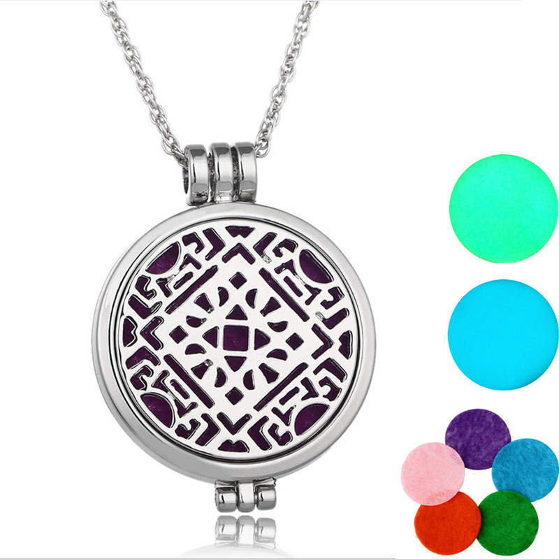 

Fluorescence Hollow Out Four Leaf Grass Aromatherapy Necklace Concise Noctilucent Air Flower Box Emission Pendant Ornaments