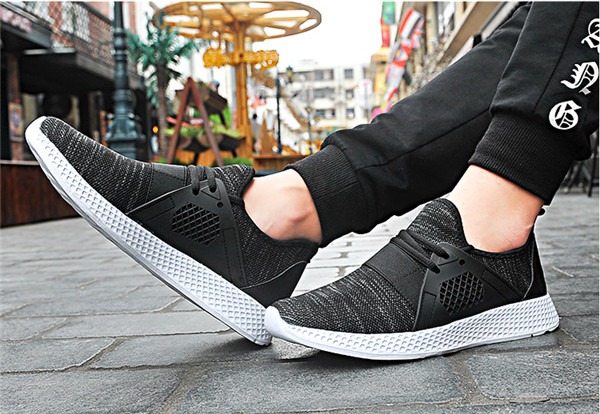

Cheap 2020 Sneakers Men Jogging Running Shoes Light Outdoor Sport Shoe Black White zapatillas hombre deportiva with Box