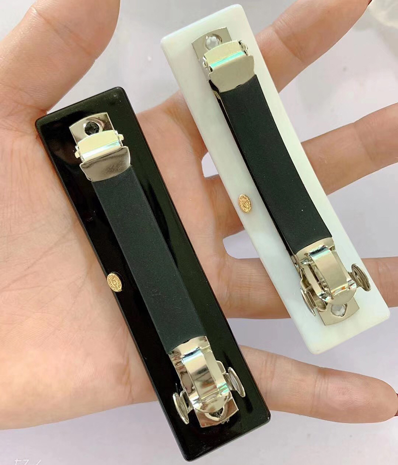 

Fashion black and white grid acrylic C hair clip letter hairpin back with stamp for Ladies collection Luxury design hair ornament vip gift, Golden;silver