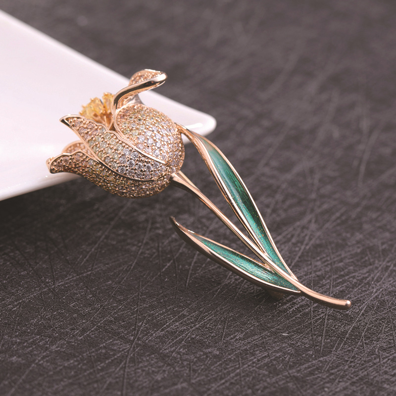 Cerceta Azul//claro austríaco cristal diamante forma Ramillete Broche en Chapado en Oro