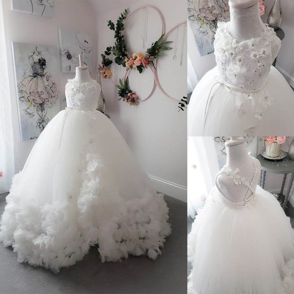Robes de demoiselle d'honneur blanches sans manches à bretelles spaghetti faites à la main en dentelle de fleurs perlées robe de première communi