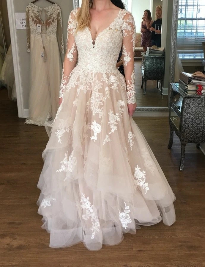 

Charming Long Sleeves Wedding Dresses 2020 V Neck Open Back Tiered Skirts Lace Appliques Modern A Line Bridal Gowns Vestido de noiva, Champagne