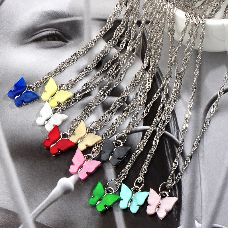 

Chains JJFOUCS Exquisite Resin Butterfly Pendant Necklace For Women Silver Color Twist Chain Fashion Charm Jewelry Gift