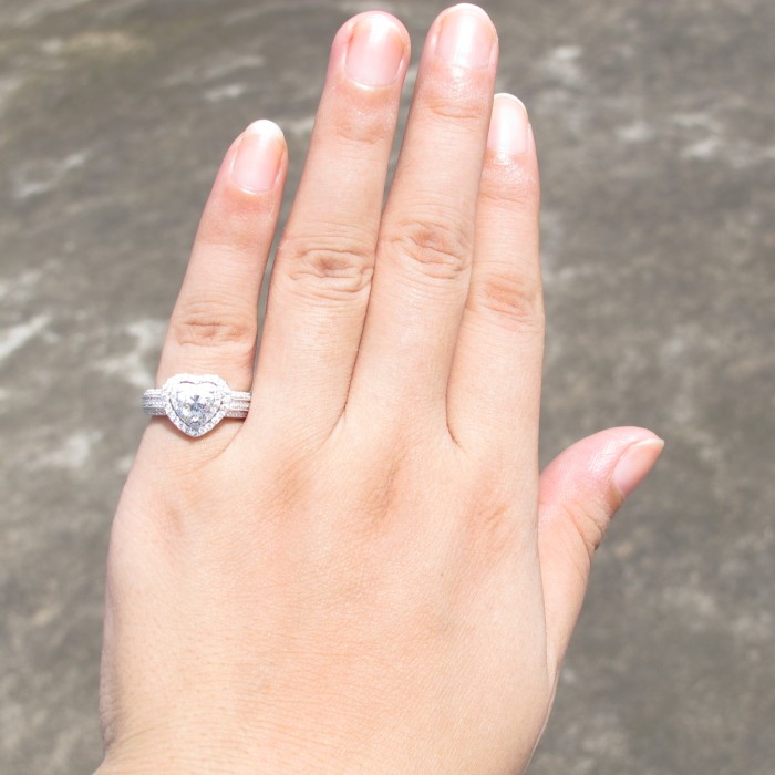 

Luxury Heart Shaped Diamond Fashion Women039s Ring Silver Plated Engagement Ring Whole and Retail Size 512