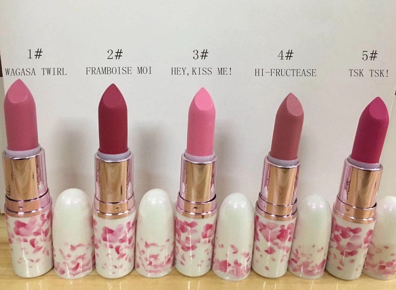 

2020 NEW matte Lipstick M Makeup Luster Retro Lipsticks Frost Sexy Matte Lipsticks 5 colors lipsticks with English Name, Mixed color