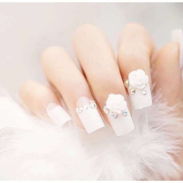 

445 - Bride's nail patches with French dazzling white flowers