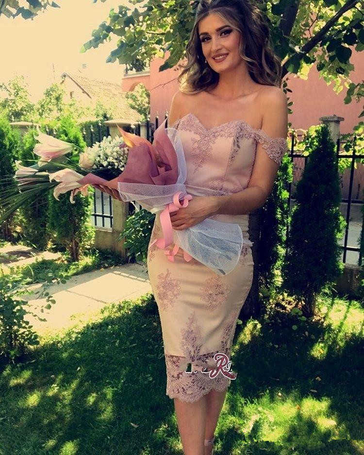 

Glamorous Prom Dresses 2019 Off the Shoulder Tea Legnth Cocktail Dresses Evening Wear Lace Applique Sheath Short Evening Gowns 44, Grape