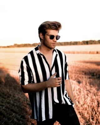 camisa de rayas negras y blancas hombre