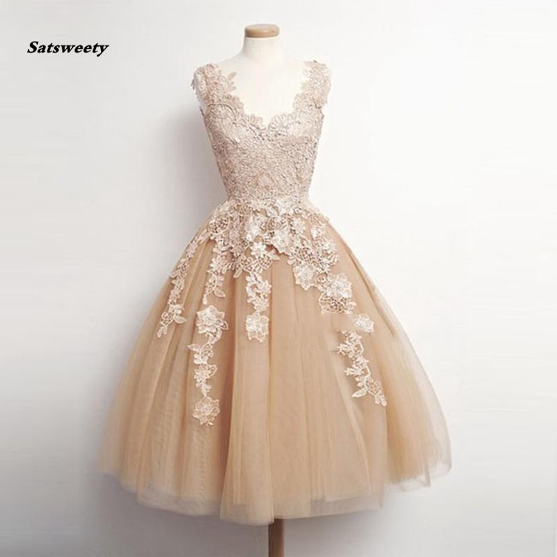 

Fashion Champagne Lace Knee Length Graduation Short Dress Appliques Homecoming Dress Junior High Graduation Dresses