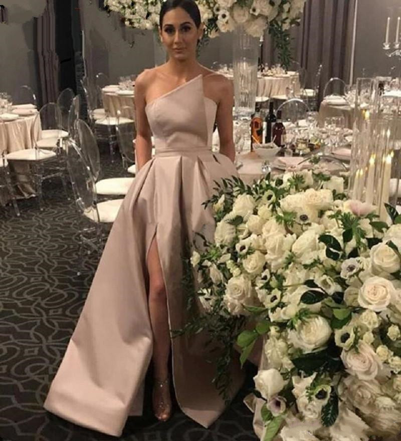 2020 Modeste A-ligne longue en satin des robes de bal Sexy sans bretelles haute de Split froncé Dubaï Arabie arabe Longueur étage fête officielle
