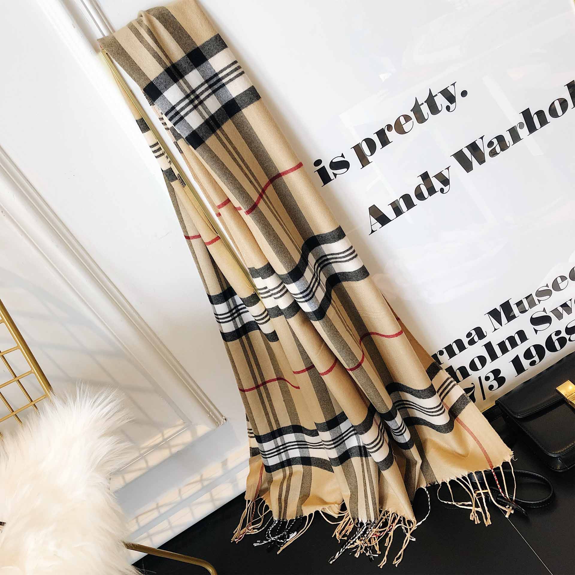 

Scarf materials;wool, size;180*70cm, 230G. scarf color;4 style..It is suitable for warm cashmere scarves in winter and supports mixed whole
