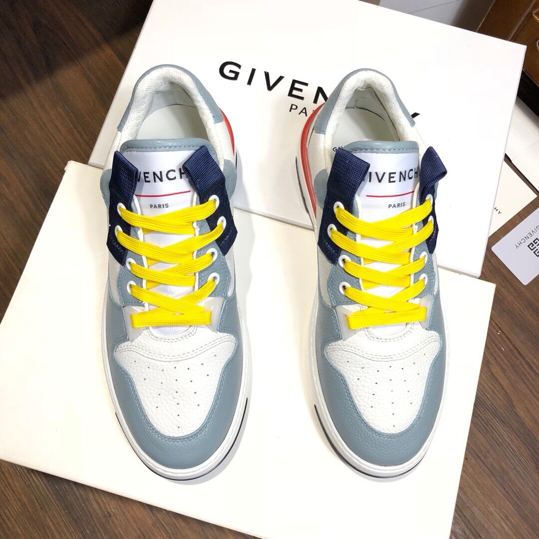 scarpe da ginnastica con la n