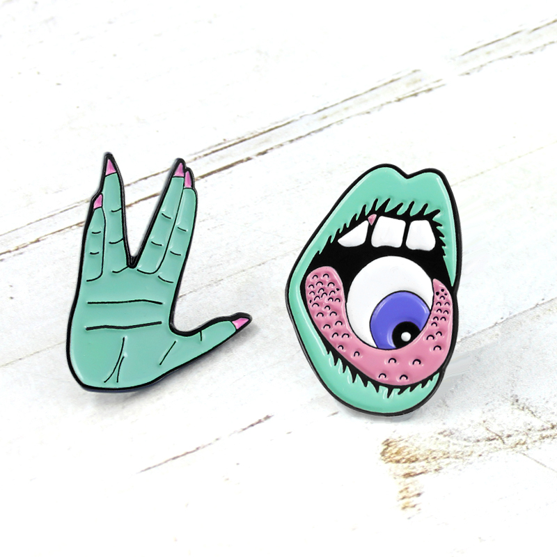 

New creative exaggeration green hand mouth tongue brooch mouth grows eyes brooch shaped monster cartoon brooch fashion