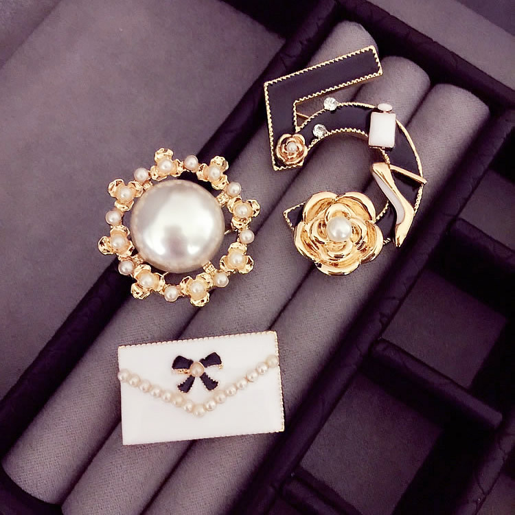 designer pins & brooches