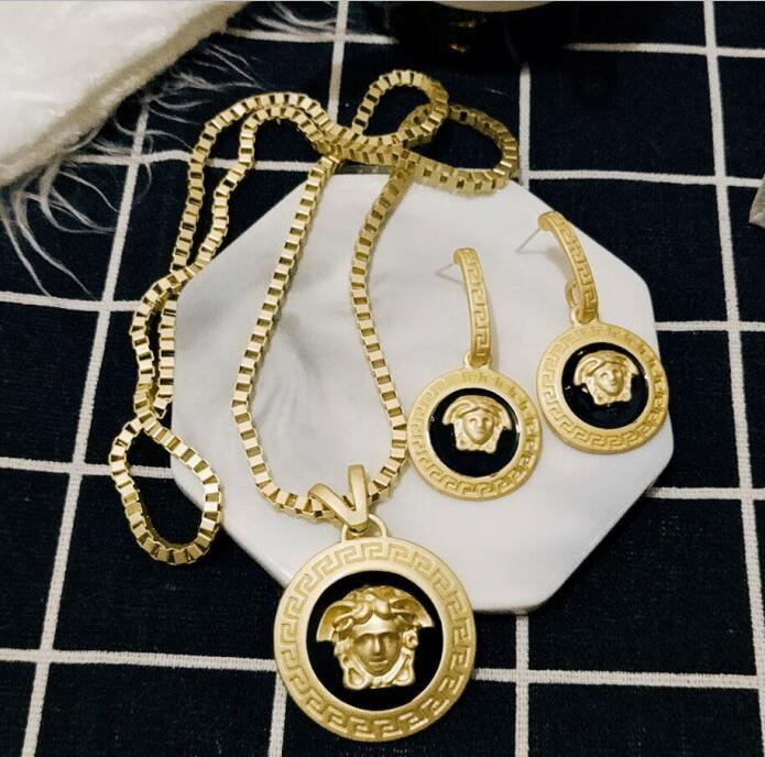 

2020 European and American Baroque style catwalk with the same personality head female earrings trend personality earrings earrings, Golden;silver