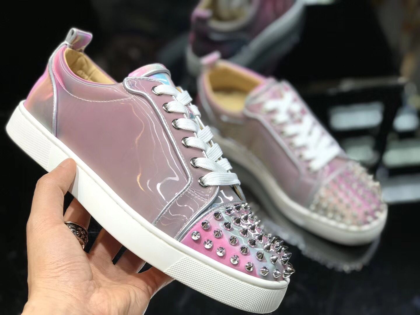 2020 Designer brillant en cuir de mode avec Spikes junior Flats Casual Luxury Red Shoes Bas pour les femmes des hommes Parti Tranier mariage meil