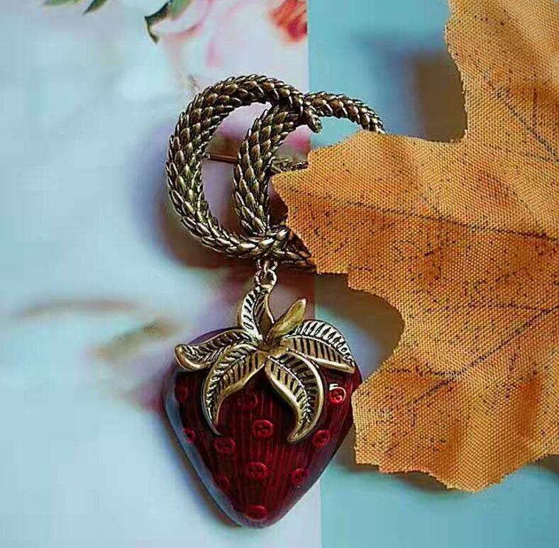 

Alphabet red green strawberry retro brooch 2020 new big-name temperament brooch pin spot ladies fast delivery