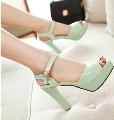 Nouvelle Arrivée Vente chaude Promotions Super Mode Élégante Open Toe Ceinture Boucle Princesse Patent Petite Plate-forme d'été fraîche Sandales