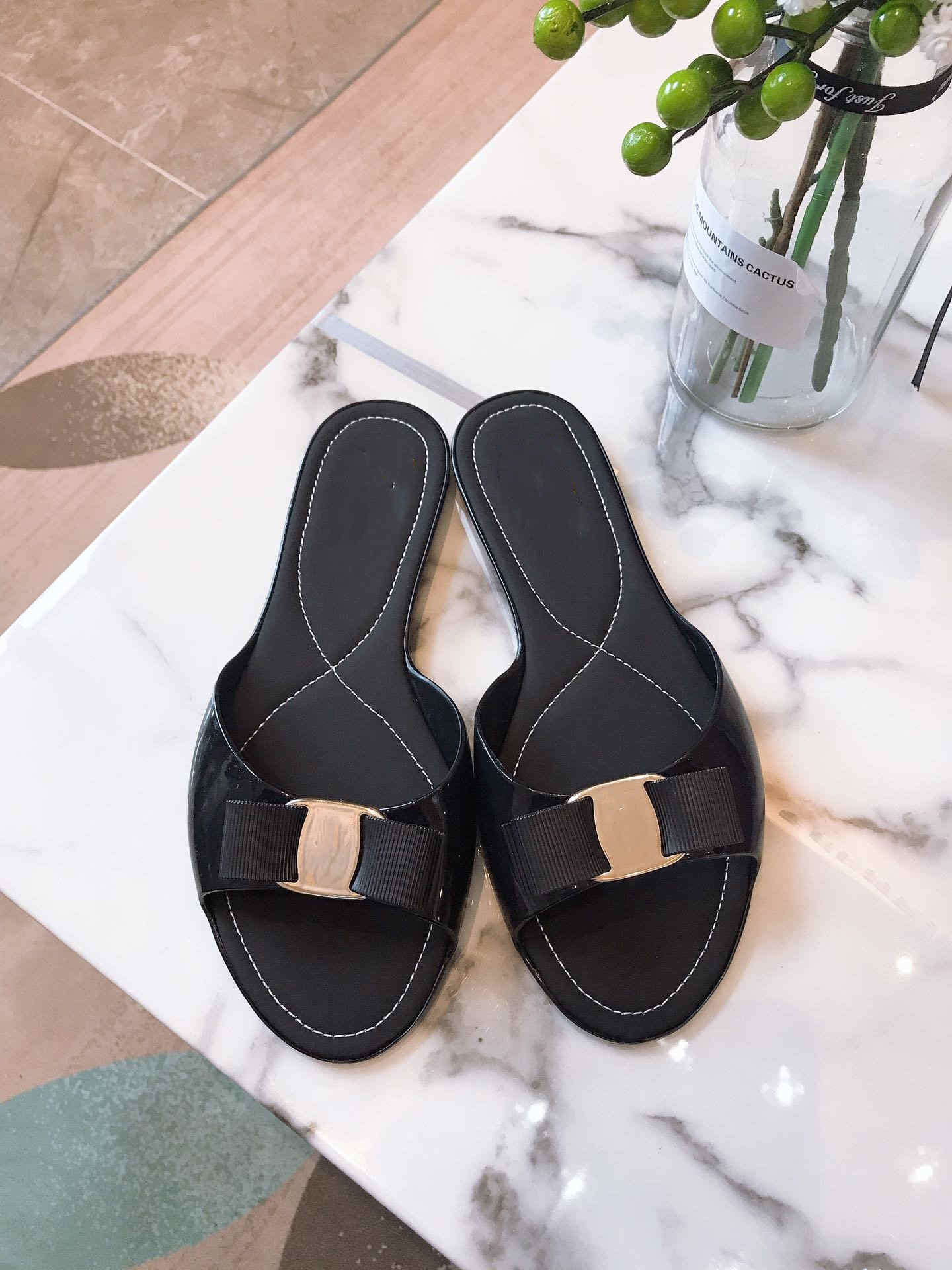 

Summer ladies classic hot sell lightweight jelly slippers high quality outdoor beach hotel luxury slippers luxury designer leather sandals, Red