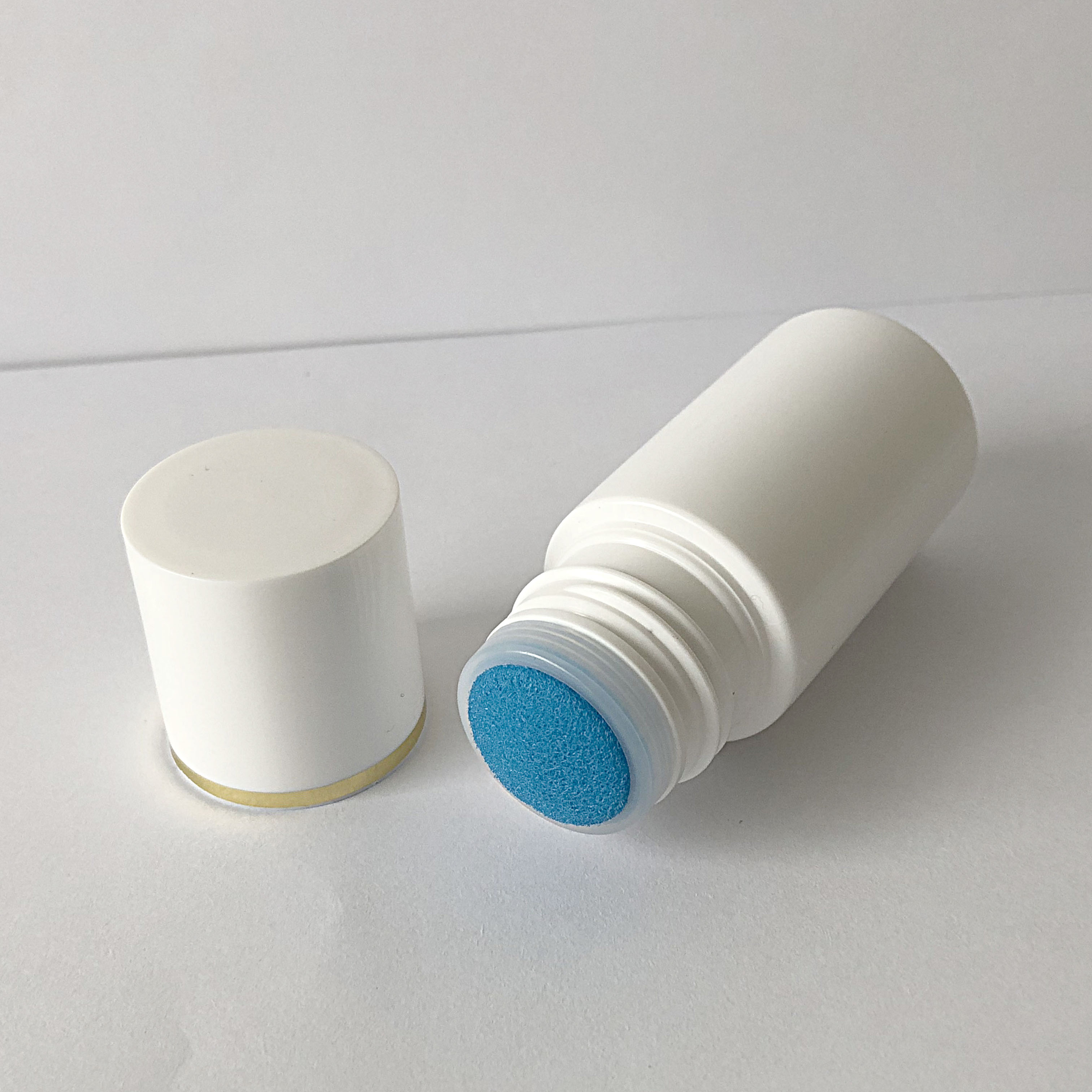 

20G 20ML Empty White Plastic Sponge Applicator Liquid Bottle HDPE Muscle Pain Reliever Bottles With Blue Sponge Head
