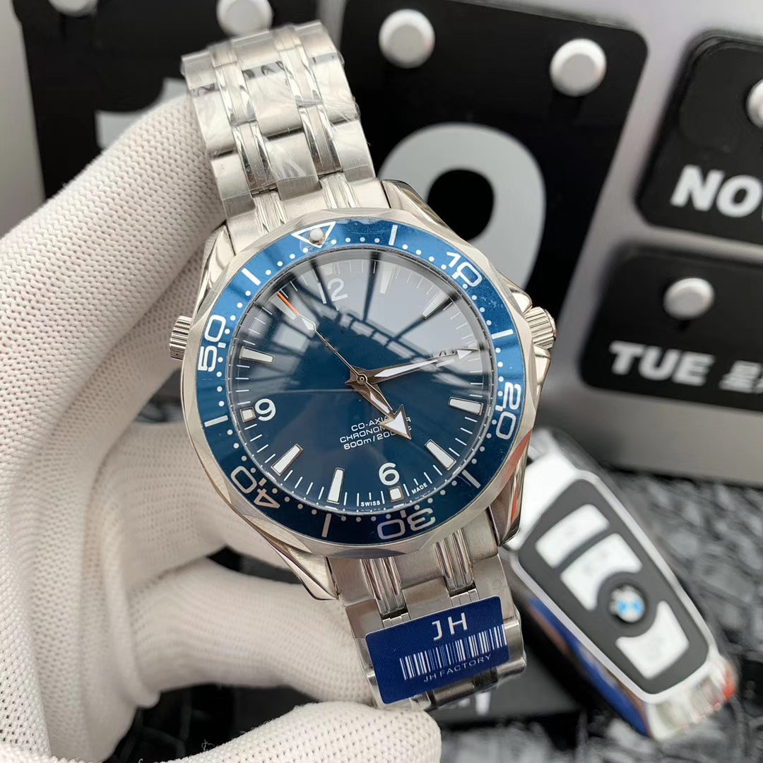 

2019 new luxury men's brand watch miyota 8215 self-movement. With rubber strap 41x12mm men's sports mechanical wristwatch