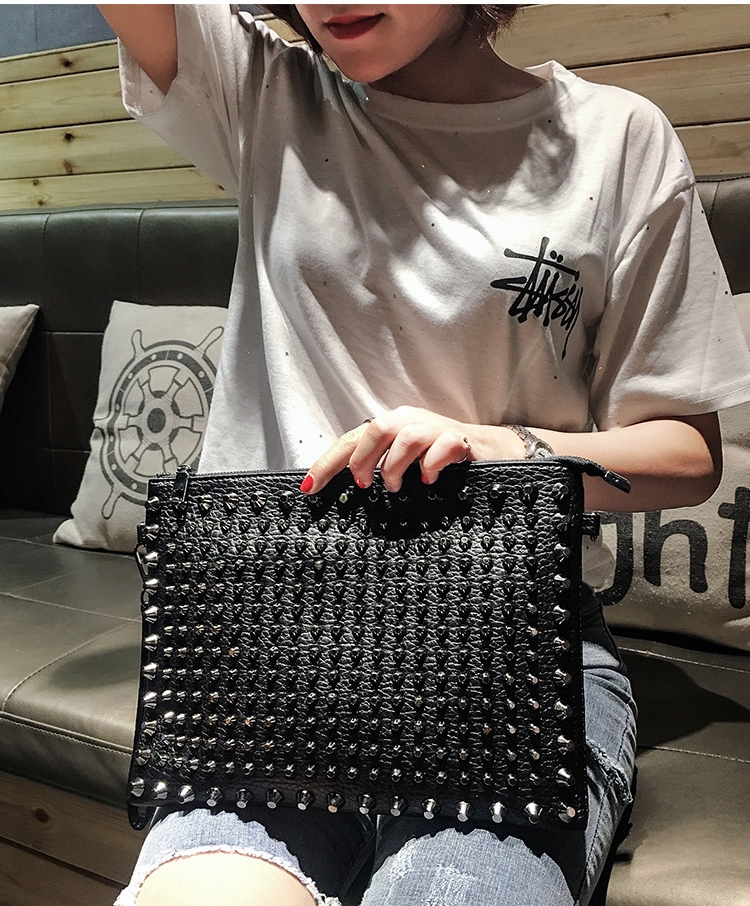 Brand designer luxury women's bag, rivet fashion personality clutch bag, large capacity Korean version of fashion clutch bag