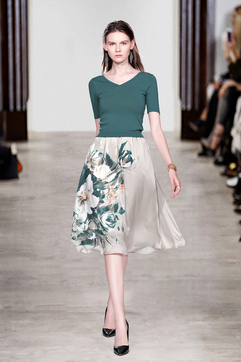 

2020 Green Runway autumn 2 Piece Set Women Floral Print Skirt and Knitted Blackish Green Pullover V-Neck Short Sleeve Crop Top Outfit, Same as picture