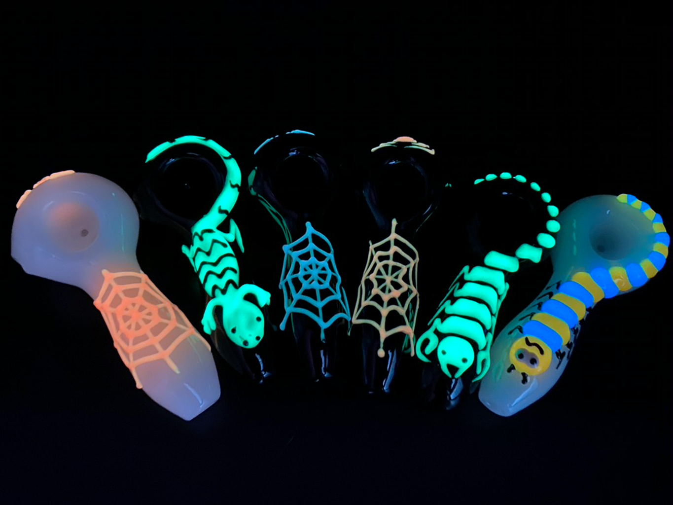 

Glow in the Dark Heady Glass Smoking Hand Pipes Spoon Scorpion Luminous 4" 70g/pc Oil Burner Pipe USA STOCK! Factory Seller SP-099