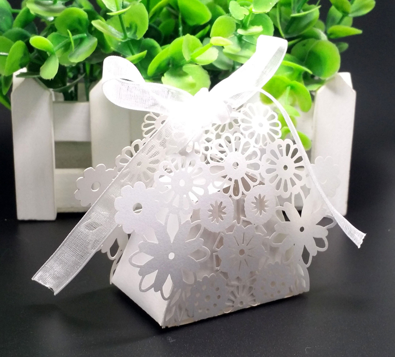 

50pcs Flowers Laser Cut Hollow Carriage Favor Gifts Candy Boxes With Ribbon Baby Shower Wedding Birthday Party Favor Bags