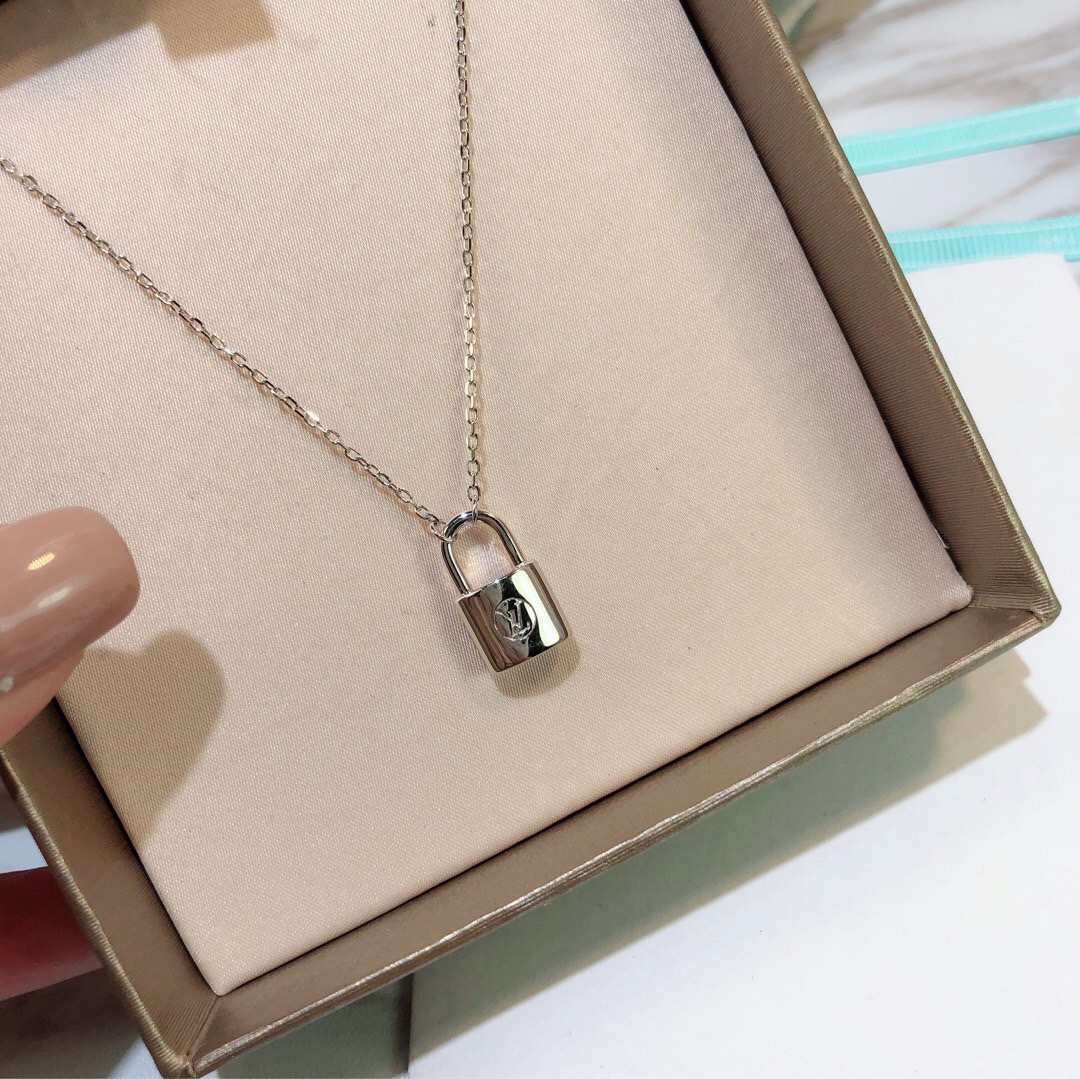 

luxury designer necklaces silver lock pendant designer necklace for women elegant silver chain necklace and earrings bracelets suit