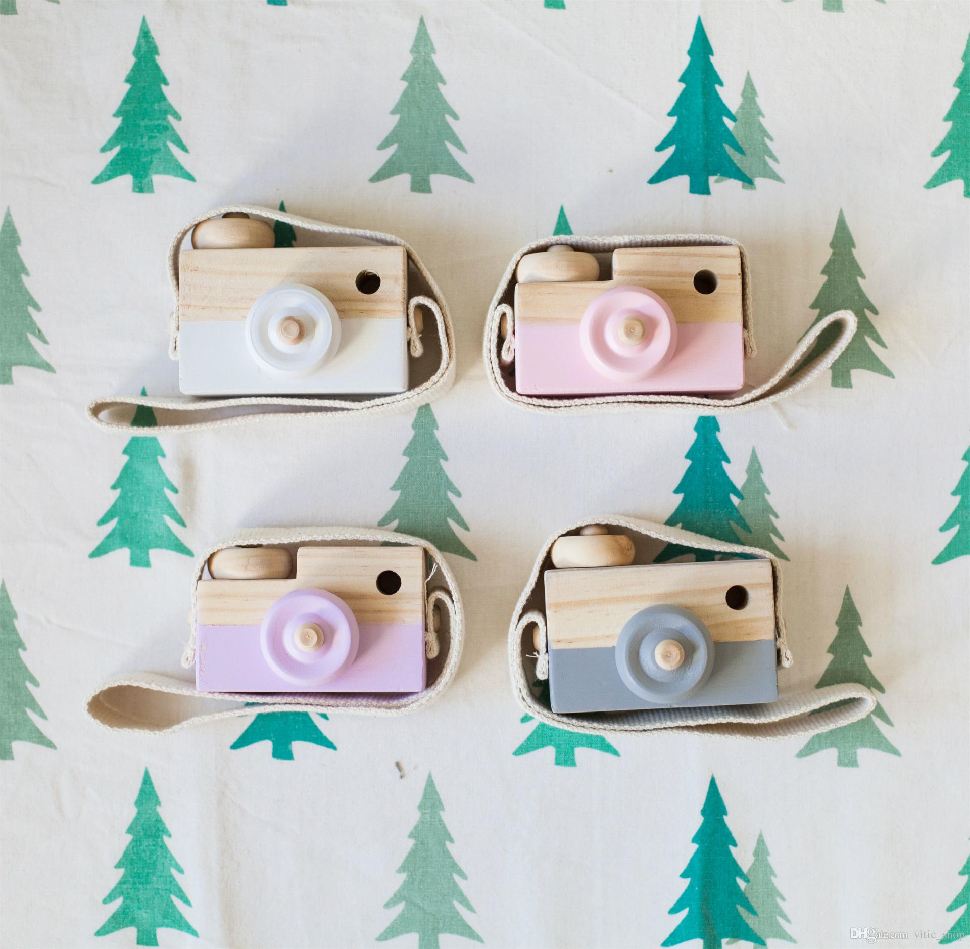 

Wooden Mini Camera Toy Novelty Items Baby Kids Neck Hanging Photographed Props Toy with Rope Cute Wood Toys for Kid Room Decoration 122584