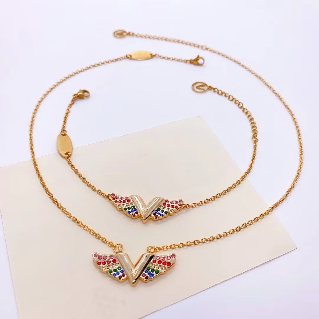 

Europe America Style Jewelry Sets Lady Women Engraved V Initials Essential V California Dreaming Colored Diamond Necklace Bracelet Sets, No original box