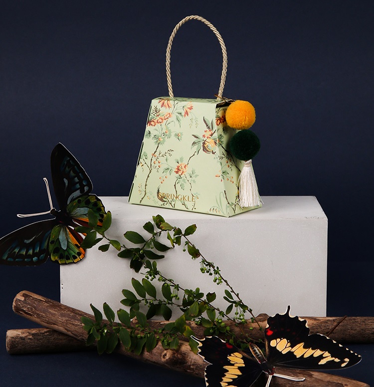 

Free Shipping 30Pcs Wedding Favors bridal candy box Imitation porcelain gift box pattern small hand bag with Plush ball pendant