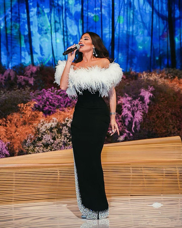 

Luxury Beaded Side Split Long Black Evening Dresses 2020 White Feathers Bateau Neck Celebrity Party Gowns Prom Dress, Light yellow