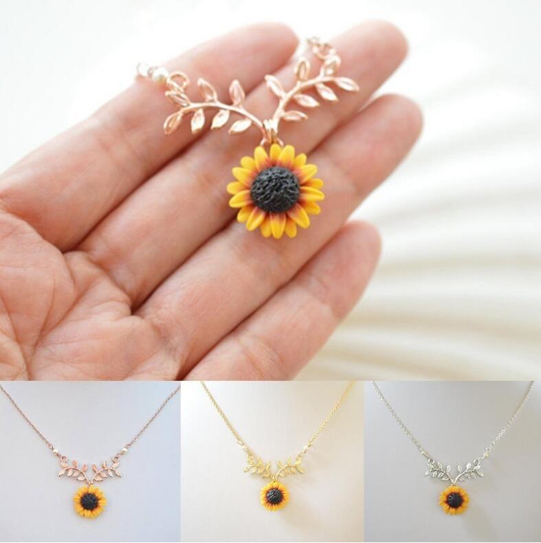 

2019 New Fashion Simple Jewelry Pearl Sun flower Pendant Necklace Feminine Fashion Sunflower Necklace Wholesale Jewelry, Silver