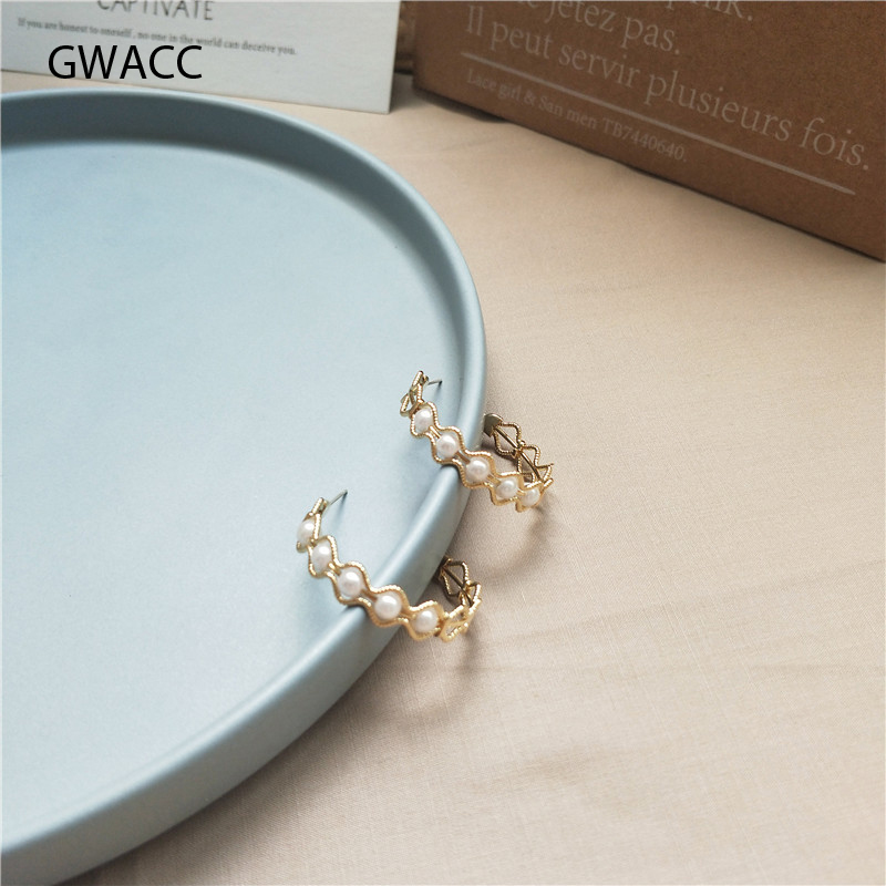 

GWACC 2020 NEW Design CHIC Style Exquisite Round Pearl Earrings Lady Style Simple Fairy Wavy Metal Earrings For Women Girls