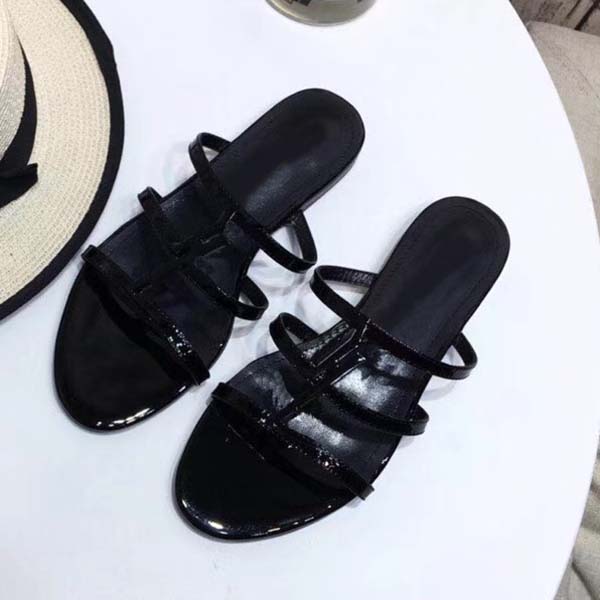 

Top Quality Luxury Designer Shoes Ladies Sandals CASSANDRA OPEN SANDALS WITH BLACK LOGO IN PATENT LEATHER Casual Fashion Slipper