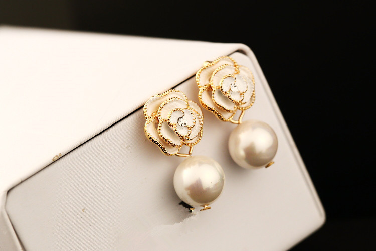

Wholesale-Classic fashion designer camellia flower elegant pearl pendant dangle chandelier stud earrings for woman silver pin