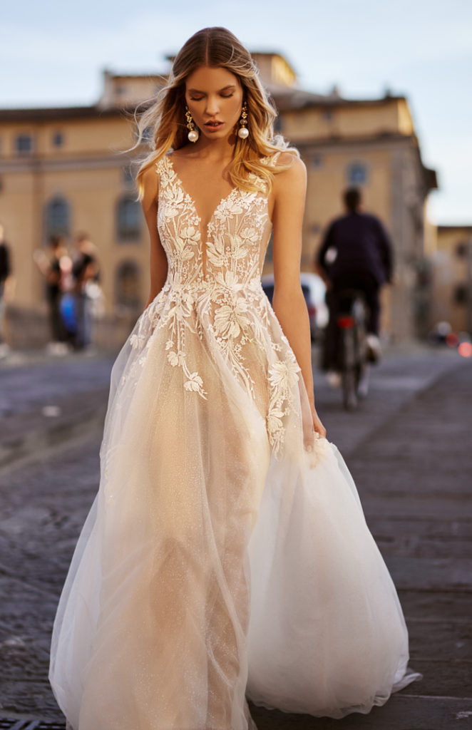 

New Berta Bohemian Wedding Dresses V Neck Appliqued Sleeveless Lace Bridal Gown Backless Ruffle Sweep Train See Through Robes De Mariée, Dark red