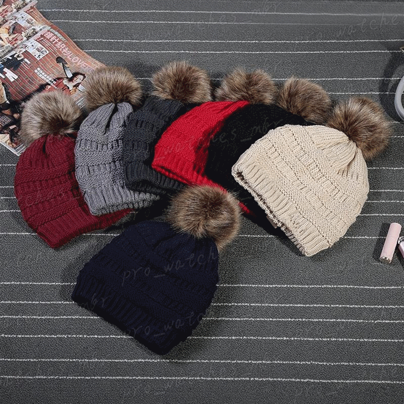 

Unisex Trendy Hats Winter Knitted Fur Poms Beanie Label Fedora Luxury Cable Slouchy Skull Caps Fashion Leisure Beanie Outdoor Hats H028, White