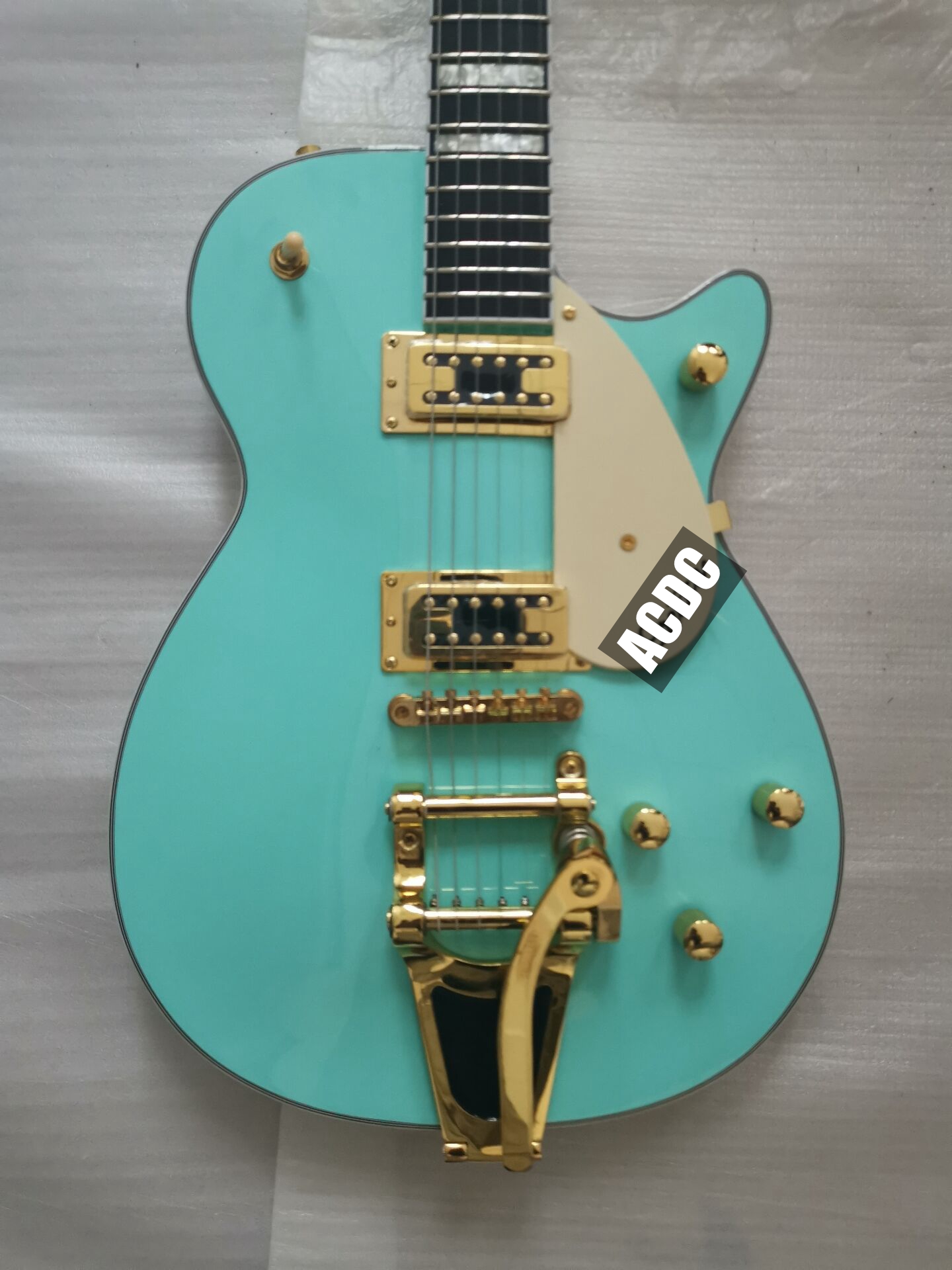 

Custom Shop Masterbuilt 1955 Duo Jet Surf Green Sparkle Electric Guitar White Back Sides Headstock, Gold Sparkle Binding, Bigs Tailpiece,